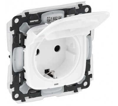 Valena ALLURE IP44. Розетка силовая 2К+З, с защитными шторками и откидной крышкой. Цвет: Белый (арт. 755204)